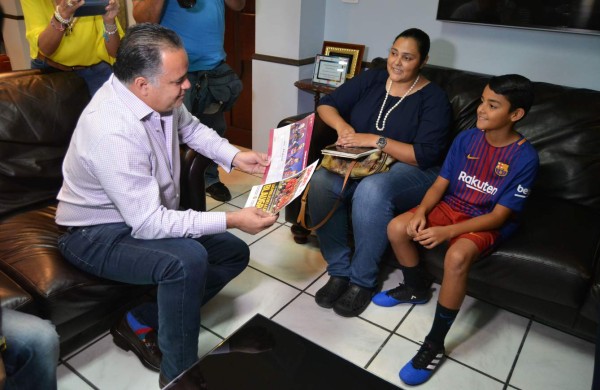 Reconocen desempeño de niño hondureño que jugó en campamento del Barcelona
