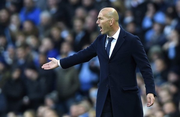 Se le volvió a romper el pantalón a Zidane en pleno juego