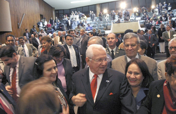 Declaran a Micheletti 'diputado vitalicio'