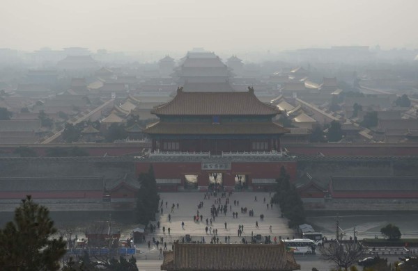 Pekín decreta segunda alerta roja por espesa niebla contaminante