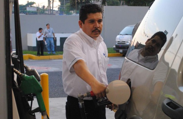 Precio del galón de súper y regular subirá L1.74