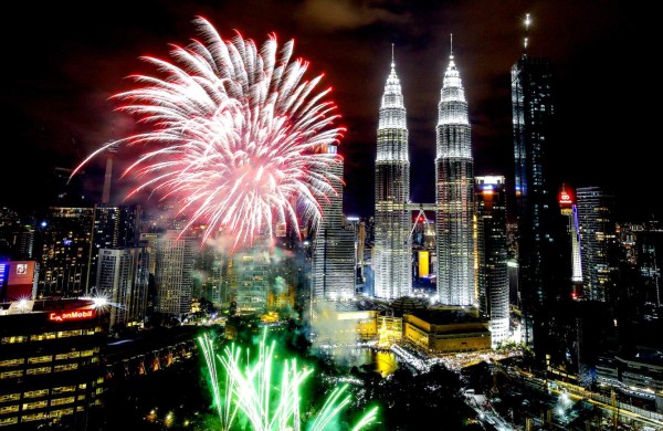 AY05. Kuala Lumpur (Malaysia), 01/01/2018.- Fireworks illuminate the night sky over Malaysia's Petronas Towers during New Year's Eve celebrations in Kuala Lumpur, Malaysia, 01 January 2018. (Incendio, Malasia) EFE/EPA/AHMAD YUSNI