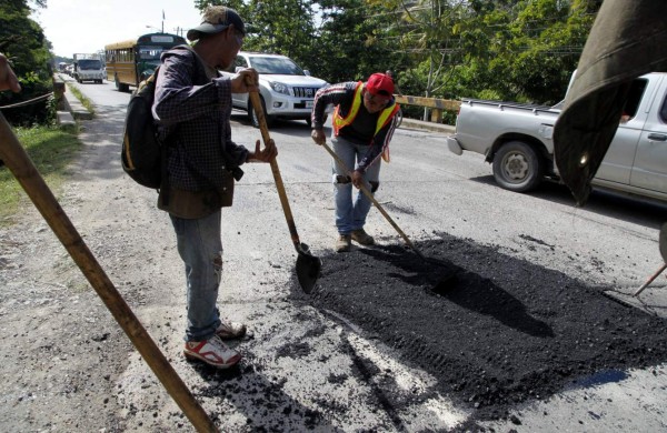 A todo vapor bacheo en carretera a La Ceiba