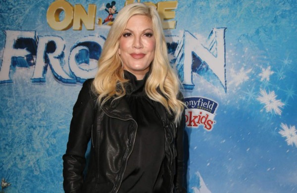 Sinvergüenza: Tori Spelling orina en espacios públicos