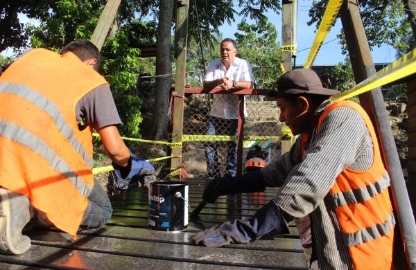 Reparan puente peatonal de aldea Peña Blanca