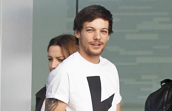 Detienen a Louis Tomlinson en aeropuerto