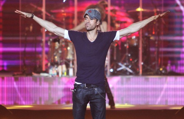 Enrique Iglesias hace 'playback' en Cannes
