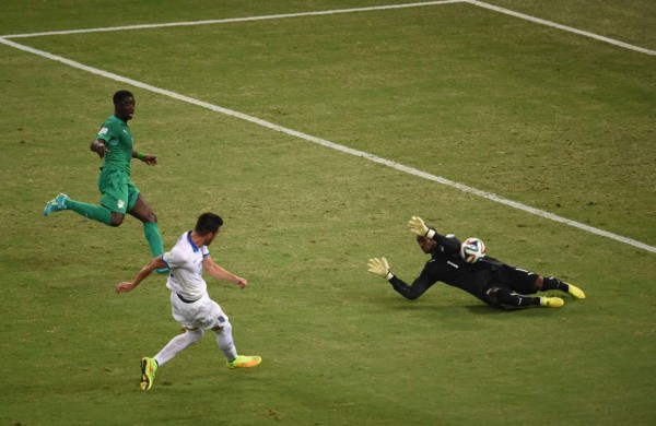 Samaras clasifica a Grecia a octavos con un gol de penal en el descuento