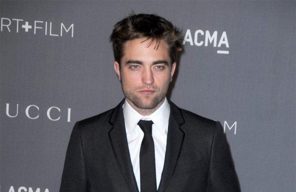 Robert Pattinson culpa a los paparazzi de su reclusión