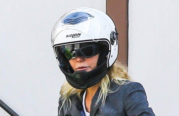 Piden a Gwyneth Paltrow que no lleve a sus hijos al colegio en moto