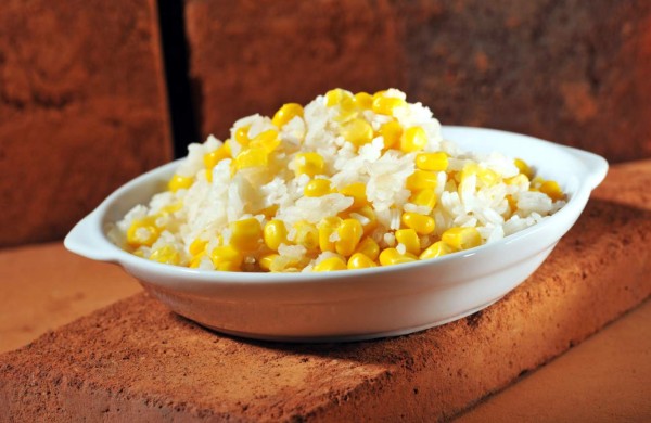 Arroz con granos de elote amarillo