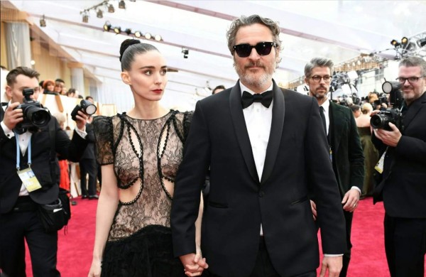 Joaquin Phoenix y Rooney Mara hablan de su hijo por primera vez
