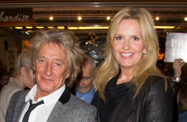 La mujer de Rod Stewart recuerda entre lágrimas la agresión sexual que sufrió de niña
