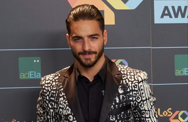 Maluma pide permiso a sus fanáticas para seguir besándolas en sus conciertos