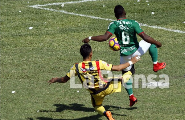 Allans Vargas al momento de cometerle el penal a Júnior Lacayo.