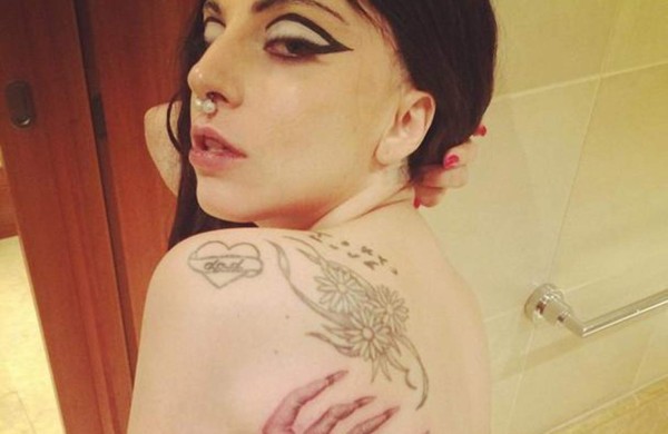 Lady Gaga honra a sus fans con un tatuaje