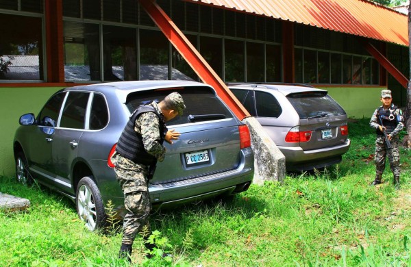 Las dos camionetas de lujo fueron decomisadas en San Pedro Sula tras varios operativos por Fusina.