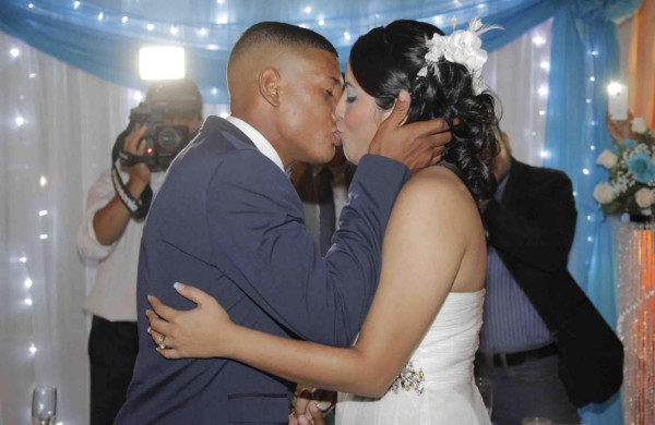 Futbolista Bryan Acosta contrae matrimonio en La Ceiba