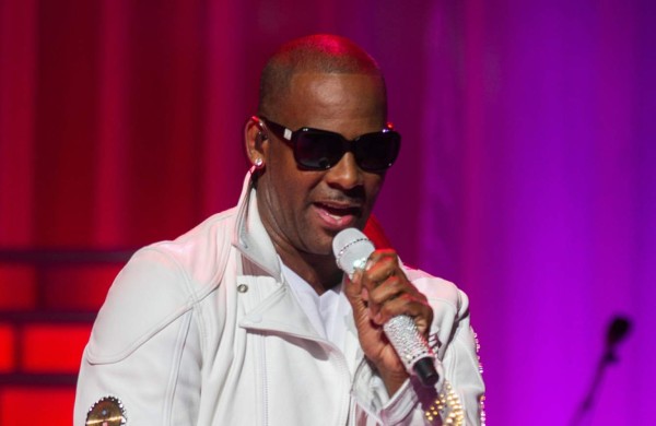 R. Kelly confiesa que fue abusado sexualmente