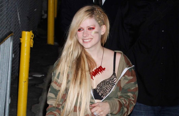 Avril Lavigne sigue recuperándose de la enfermedad de Lyme