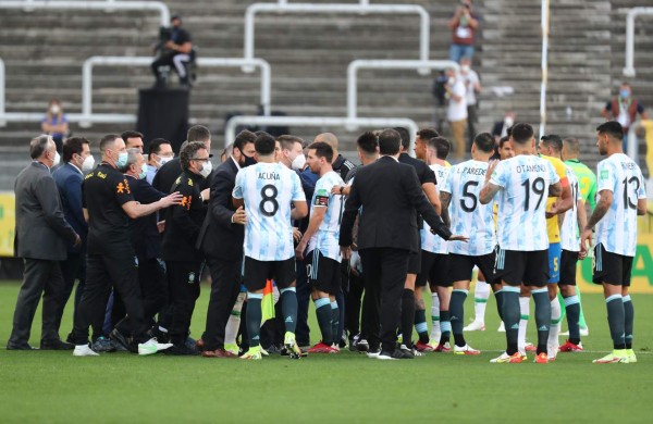 AMDEP9255. SAO PAULO (BRASIL), 05/09/2021.- Jugadores de Argentina hablan con funcionarios de salud de Brasil hoy, durante el partido suspendido de las eliminatorias sudamericanas para el Mundial de Catar 2022 entre Brasil y Argentina en el estadio Arena de Sao Paulo en Sao Paulo (Brasil). EFE/Sebastiao Moreira