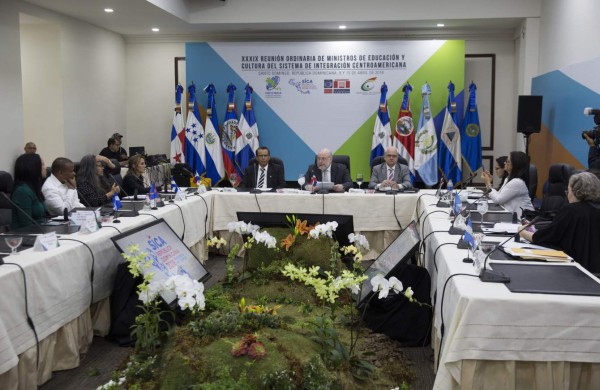 Ministros de Centroamérica examinan propuestas a favor de cultura regional