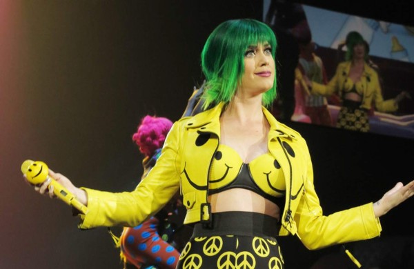 Katy Perry calma sus nervios a golpe de pastilla