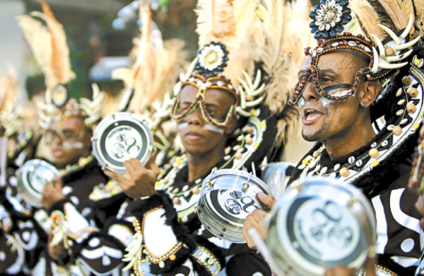 Color, disfraces y piel deslumbran en el carnaval de Sao Paulo, Brasil