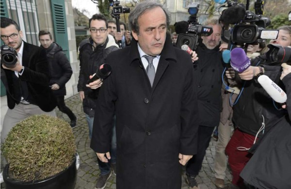 Blatter y Platini, suspendidos ocho años por la FIFA