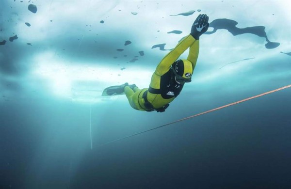 Joven croata bate el récord de buceo libre bajo hielo en lago italiano