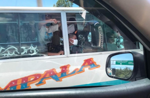 Captan a rapidito 'repleto de pasajeros' en la zona norte de Honduras en plena pandemia