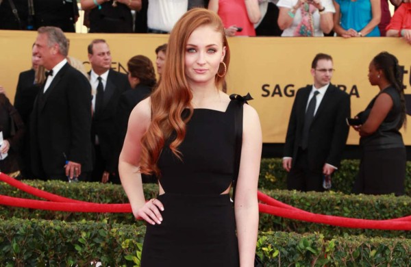 Sophie Turner solo sale con famosos