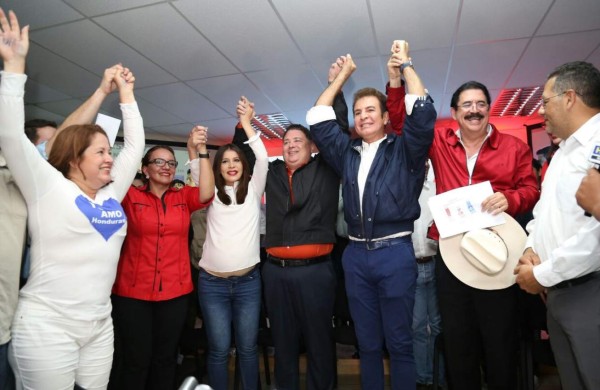 Salvador Nasralla asegura que aventaja a Juan Orlando