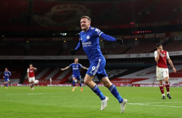 Video: Vardy le da triunfo al Leicester frente al Arsenal
