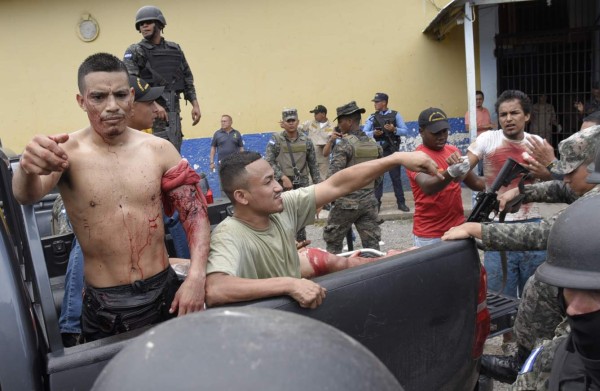 La Ceiba: 17 reclusos heridos al enfrentarse con militares
