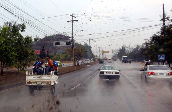 Pronostican lluvias y chubascos para este domingo
