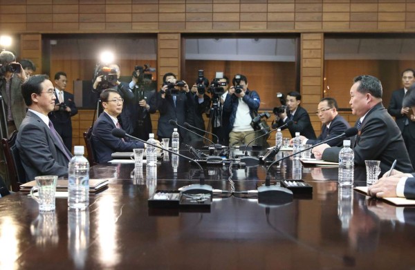 South Korean Unification Minister Cho Myoung-gyun (L) talks with his North Korean counterpart Ri Son Gwon (R), who is chairman of the North's Committee for the Peaceful Reunification of the Country, during their meeting at the Unification Pavilion building on the northern side of the border truce of village of Panmunjom on March 29, 2018.A top South Korean official set off on March 29 for a high-level meeting with the North's officials in the Demilitarized Zone to prepare for an inter-Korean summit, days after North Korean leader Kim Jong Un made his international debut with a surprise trip to China. / AFP PHOTO / KOREA POOL / - / South Korea OUT