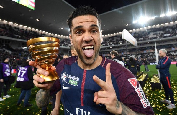 Dani Alves se convierte en el futbolista con más títulos en la historia