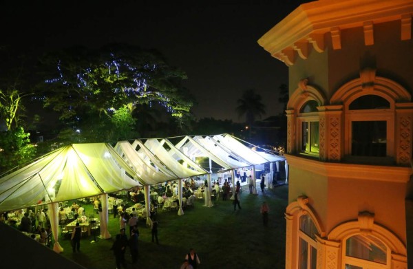 Alegría nupcial al atardecer