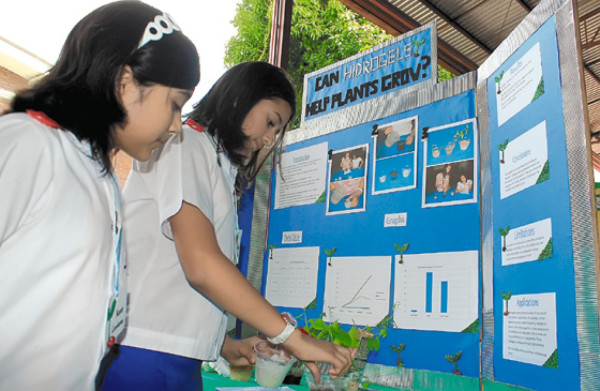 Niños trabajando en la ciencia