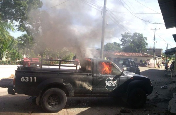 Vecinos queman patrulla de la PM por la muerte de un menor