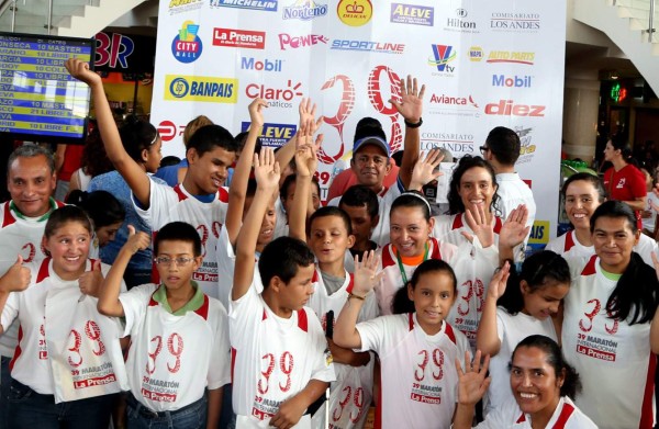 De forma ordenada, los competidores fueron realizando cada uno de los pasos para activar los chips de la carrera.