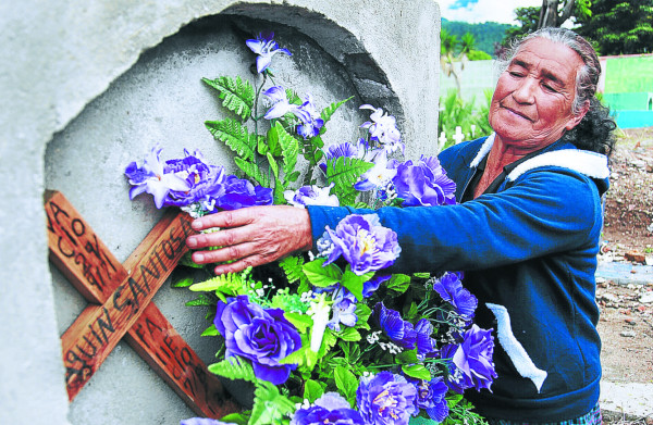 Como padre e hijo ejemplar recuerdan a policía asesinado