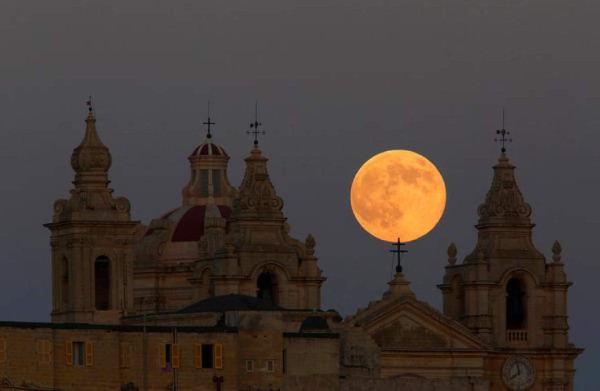 Fotos: la superluna encanta a los amantes de la astronomía