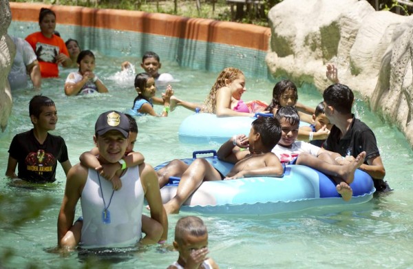 Hondureños abarrotan balnearios para conmemorar el Día del Niño