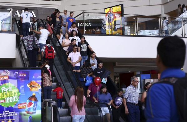 Más de 100,000 personas esperan centros comerciales por Black Friday