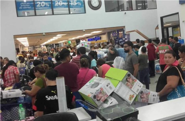 Así viven los hondureños la fiebre del 'Black Friday'