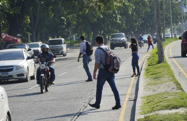 Sampedranos ponen en riesgo sus vidas al cruzar bulevares