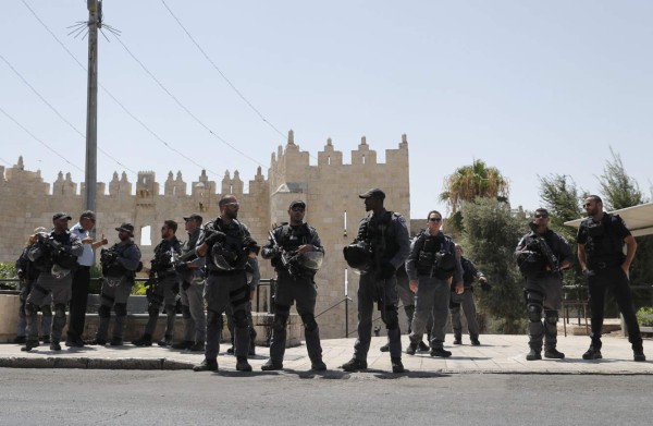 Israeli security forces stand guard in Jerusalem's Old City on July 14, 2017 following a shooting attack.Three assailants opened fire on Israeli police in Jerusalem's Old City before fleeing to a nearby highly sensitive holy site and being killed by security forces, police said. / AFP PHOTO / Thomas COEX