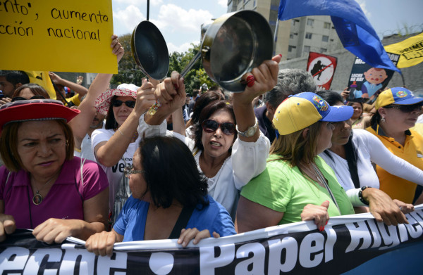 Venezolanas suenan las cacerolas vacías